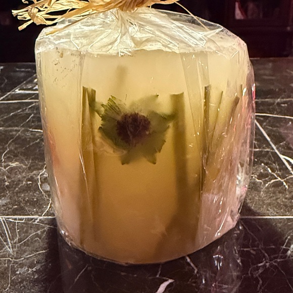 Wrapped candle with embedded decorative elements - Picture 3 of 5